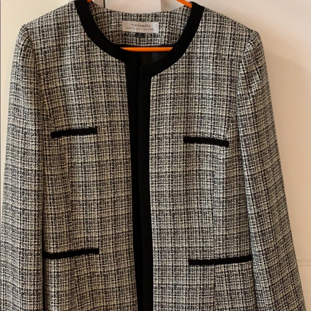 Tahari short patterned blazer